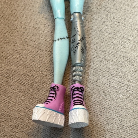 Monster High Dolls with Blue Skin and Multicolored Hair - Picture 6 of 8